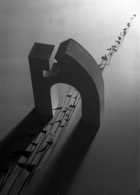 Osvaldo Bot - Passaggio sotto l'arco (foto Croce) - 1932